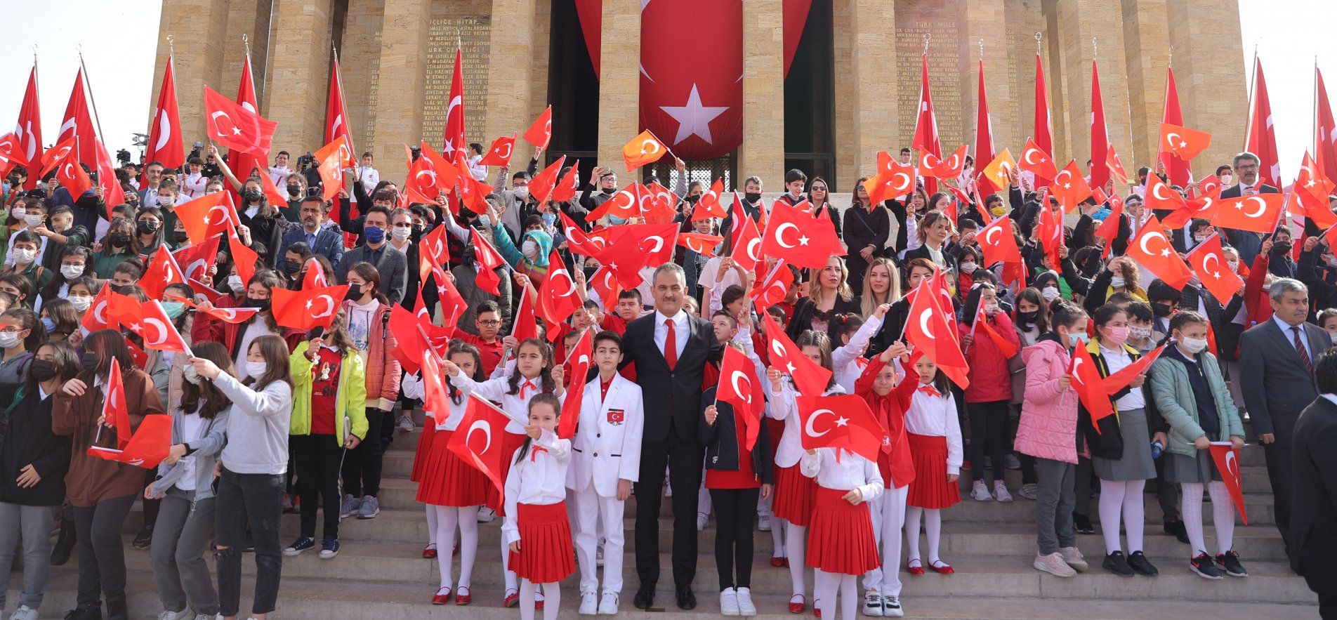 MINISTER ÖZER ALONG WITH CHILDREN VISITED ATATÜRK'S MAUSOLEUM ON APRIL 23