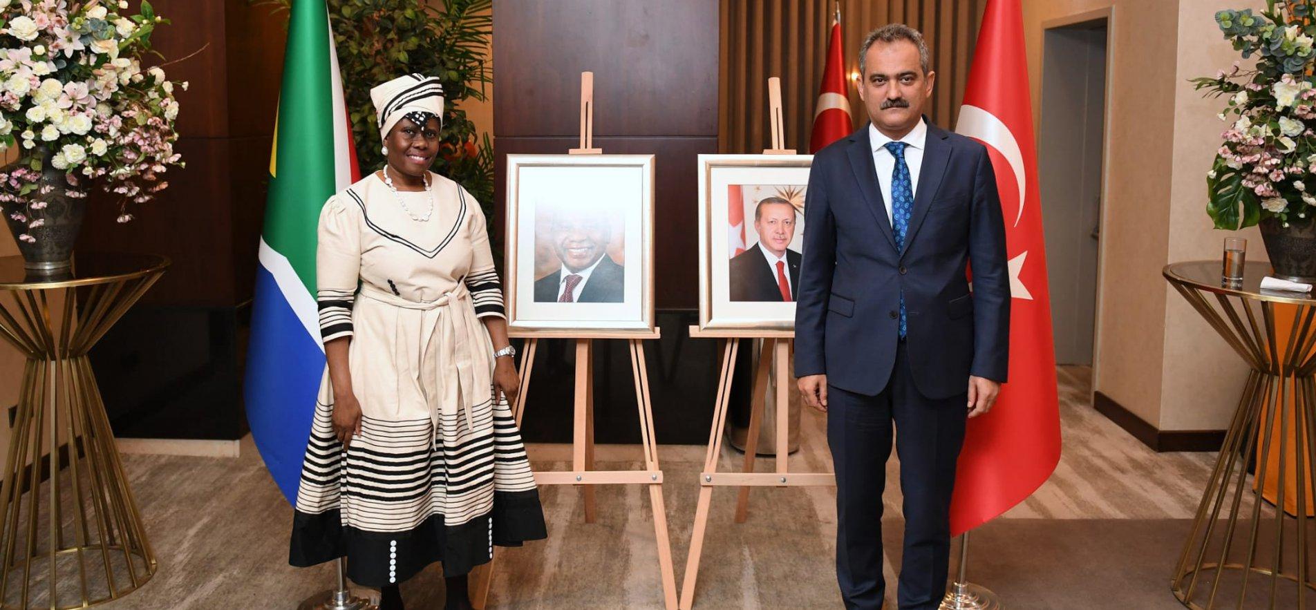 BAKAN ÖZER, GÜNEY AFRİKA ULUSAL MİRAS GÜNÜ RESEPSİYONUNA KATILDI